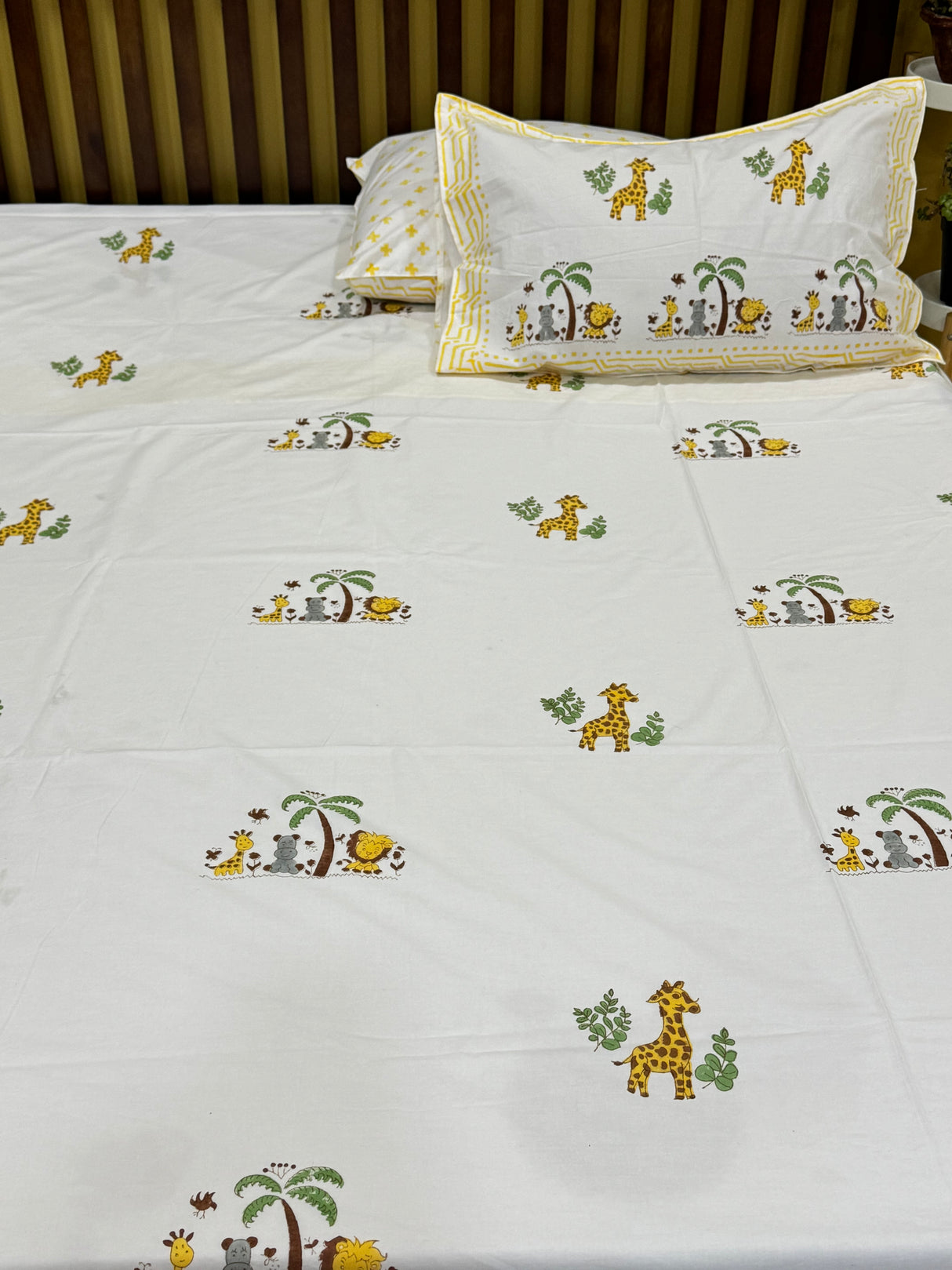 jungle-theme-king-cotton-bedsheet-texture-view