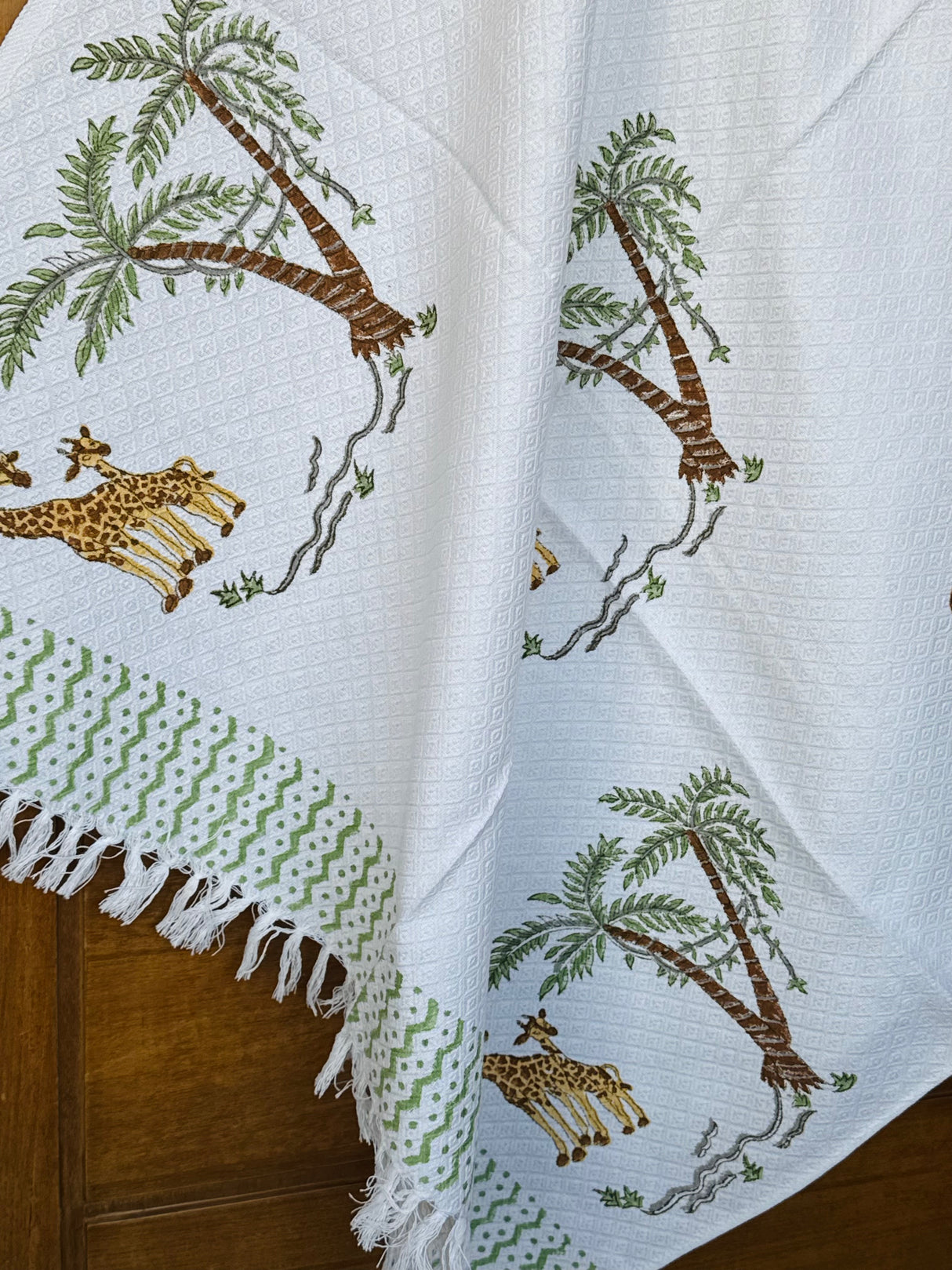 kids-bath-towel-with-giraffe-motif