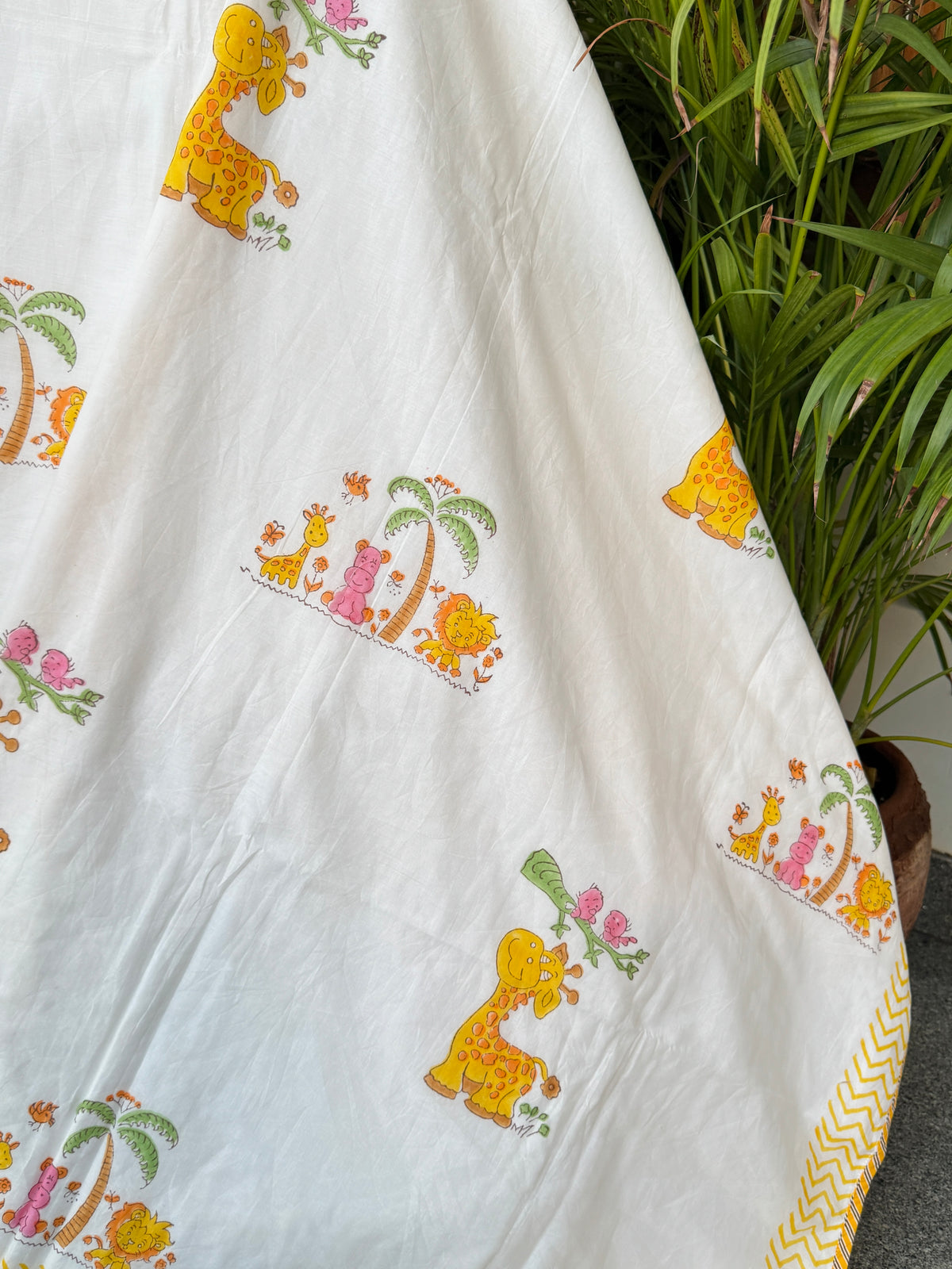 yellow-giraffe-animal-print-kids-cotton-blanket
