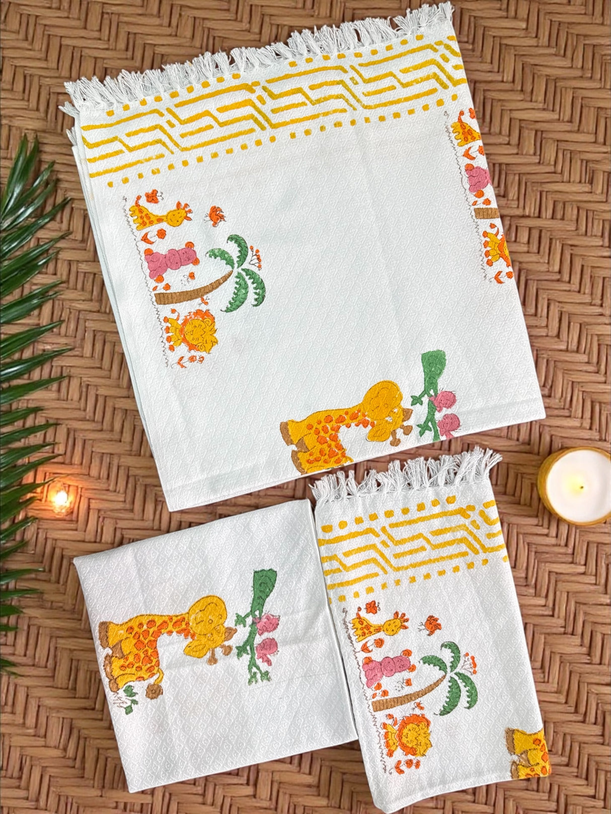 kids-towel-set-with-giraffe-and-lion-illustration
