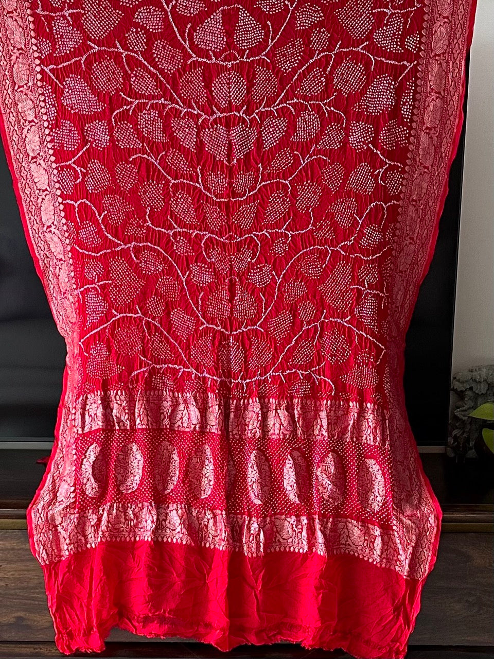 leaf_pattern_red_bandhani_dupatta