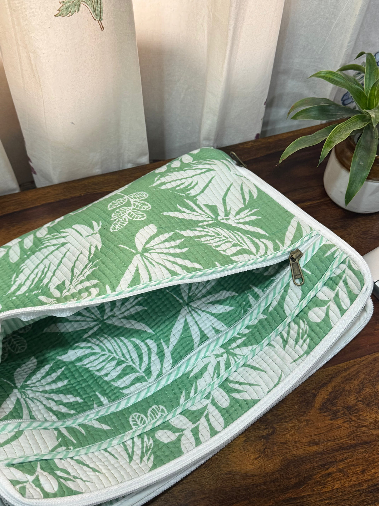 leafy-botanical-quilted-laptop-sleeve-without-handle