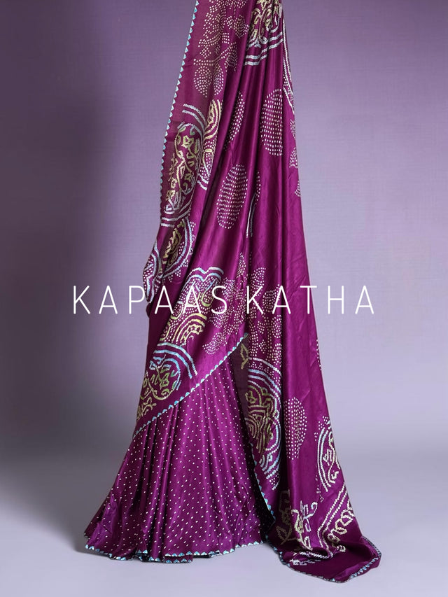 Kapaas Katha presents Leher Grandeur Pure Gajji Silk Bandhani Saree, draped in wave-like bandhani artistry & pure silk grandeur. Shop now!