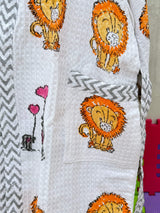 lion-elephant-kids-bathrobe-zoom-in-view