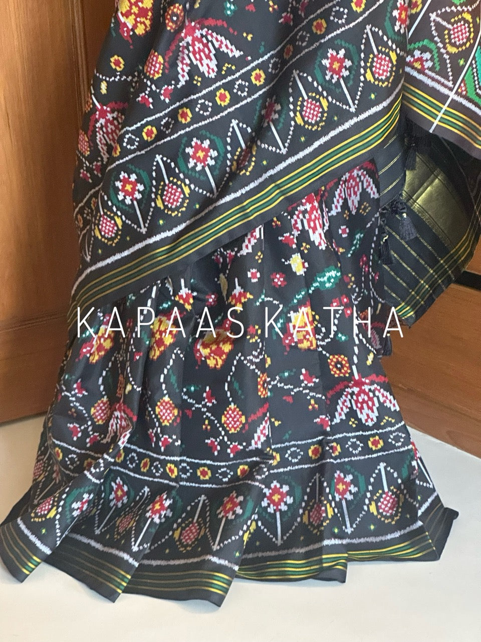 lustrous-reign-single-ikat-handloom-mulberry-silk-saree