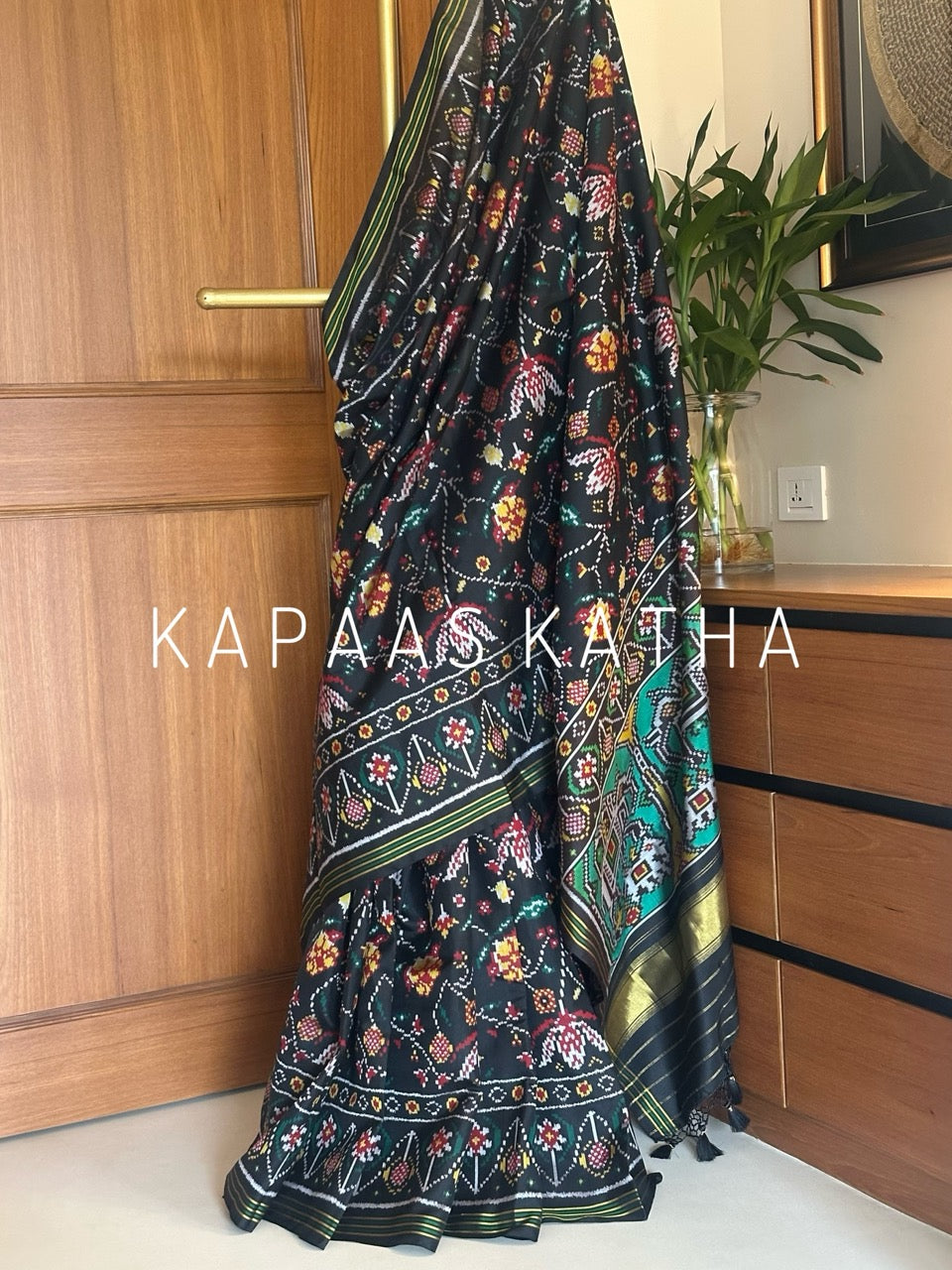 lustrous-reign-single-ikat-handloom-mulberry-silk-saree