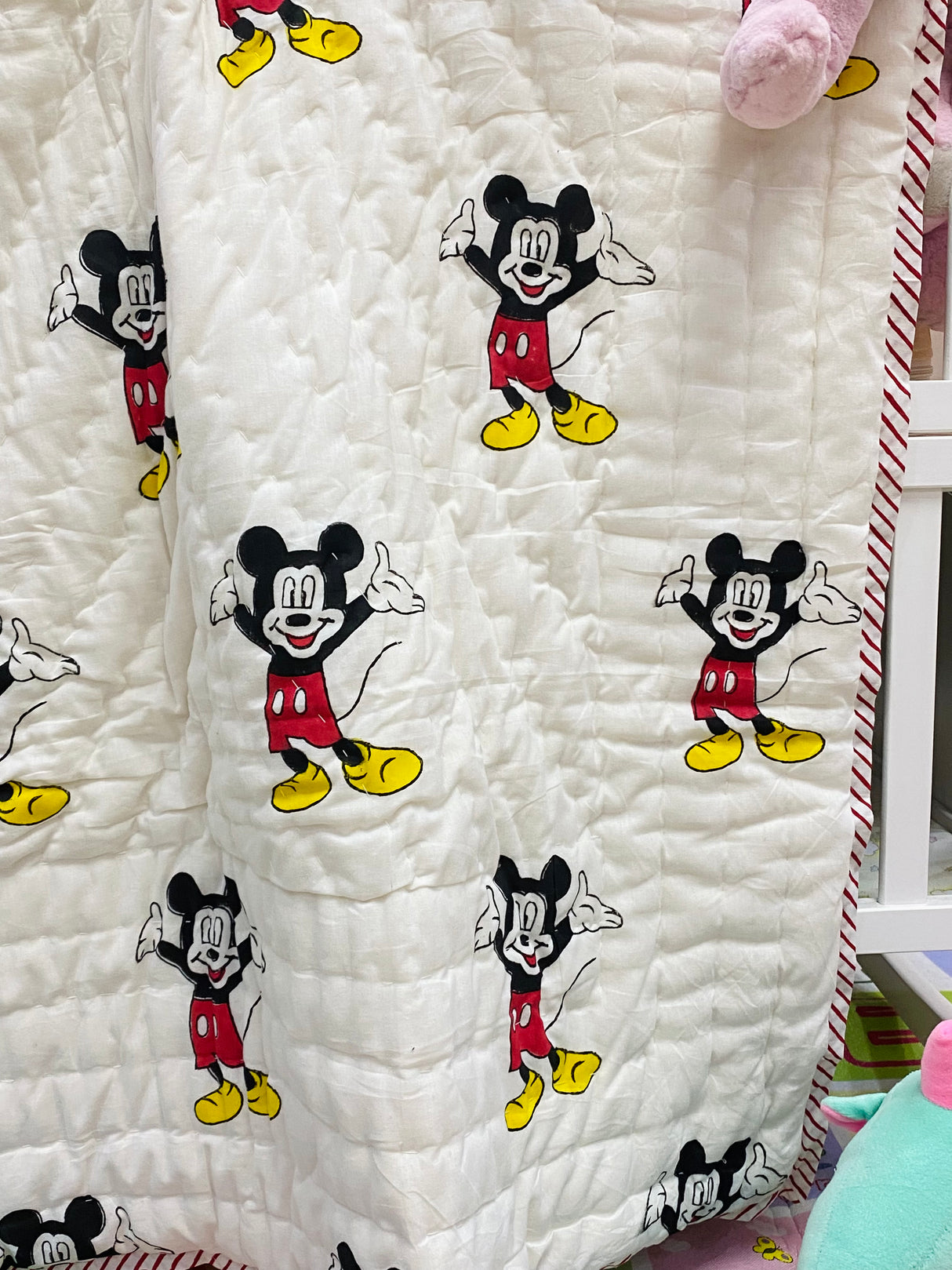 mickey-mouse-kids-quilt-close-up