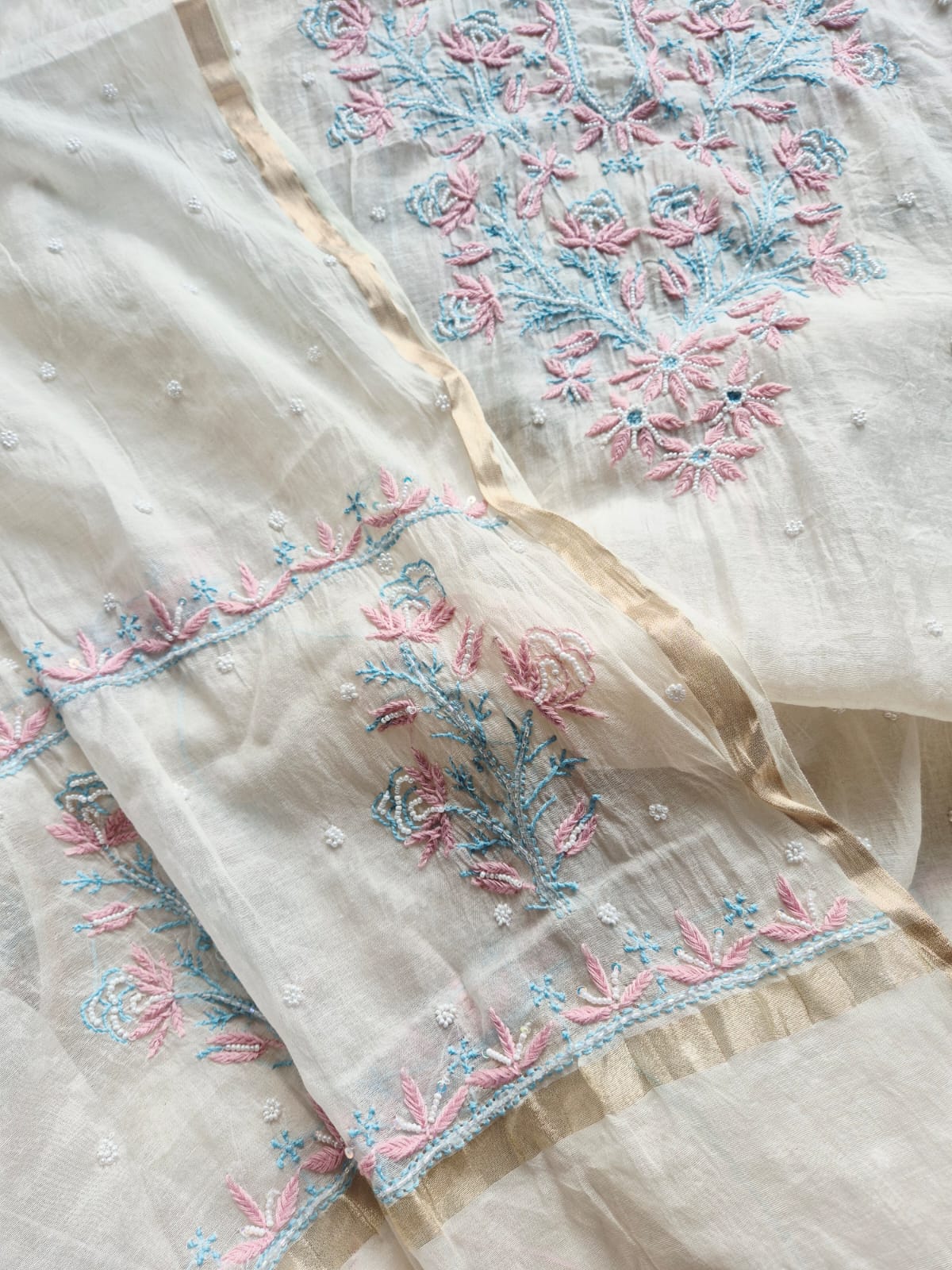 mulmul-suit-with-soft-floral-chikankari