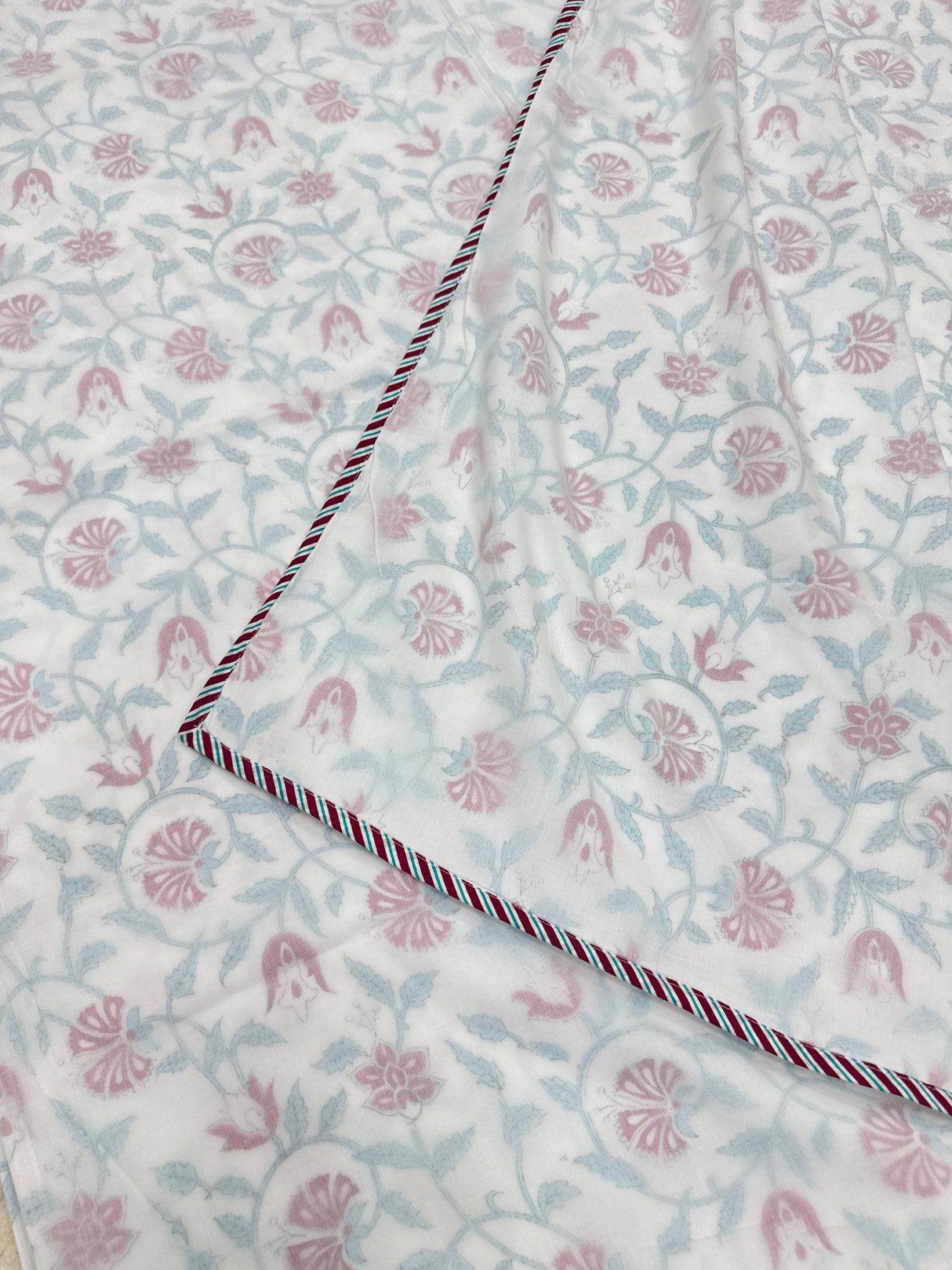 mulmul-vine-dohar-styled-on-bed