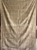 Buy pure Munga silk Bandhani saree in linen beige with soft red ghangura border. Lightweight handloom elegance for daytime festivities at Kapaas Katha.