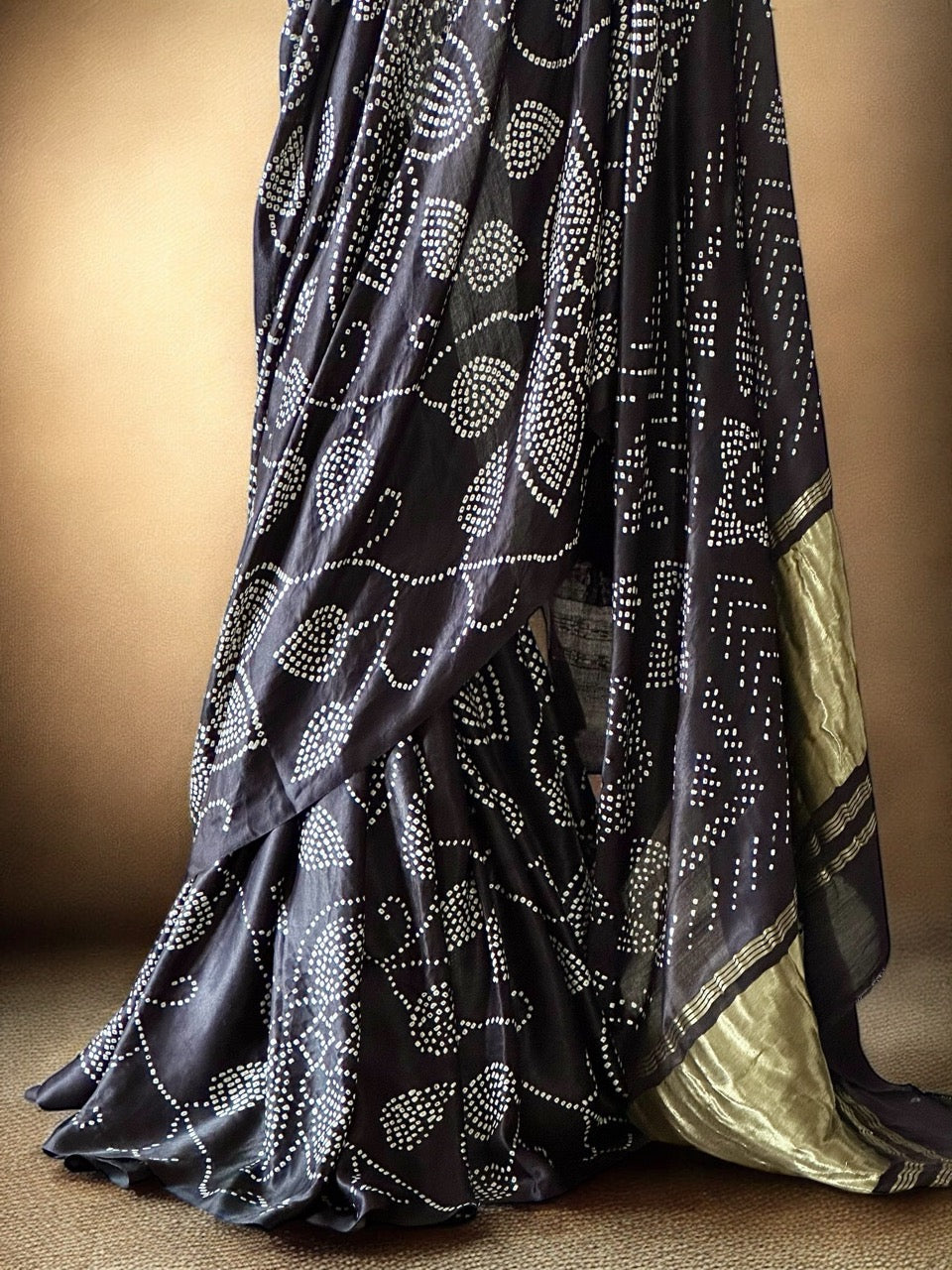noir-phool-pure-gajji-silk-bandhani-saree