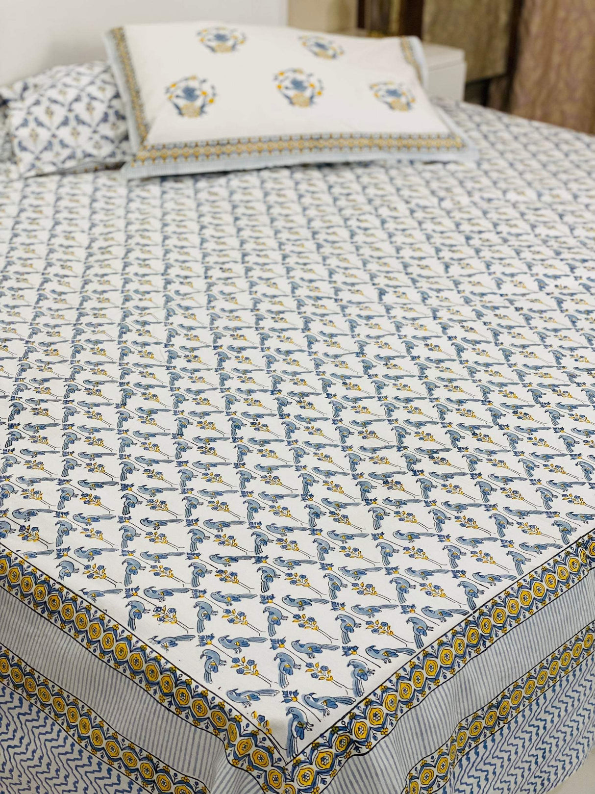 parrot-double-cotton-bedsheet-zoom-in-view