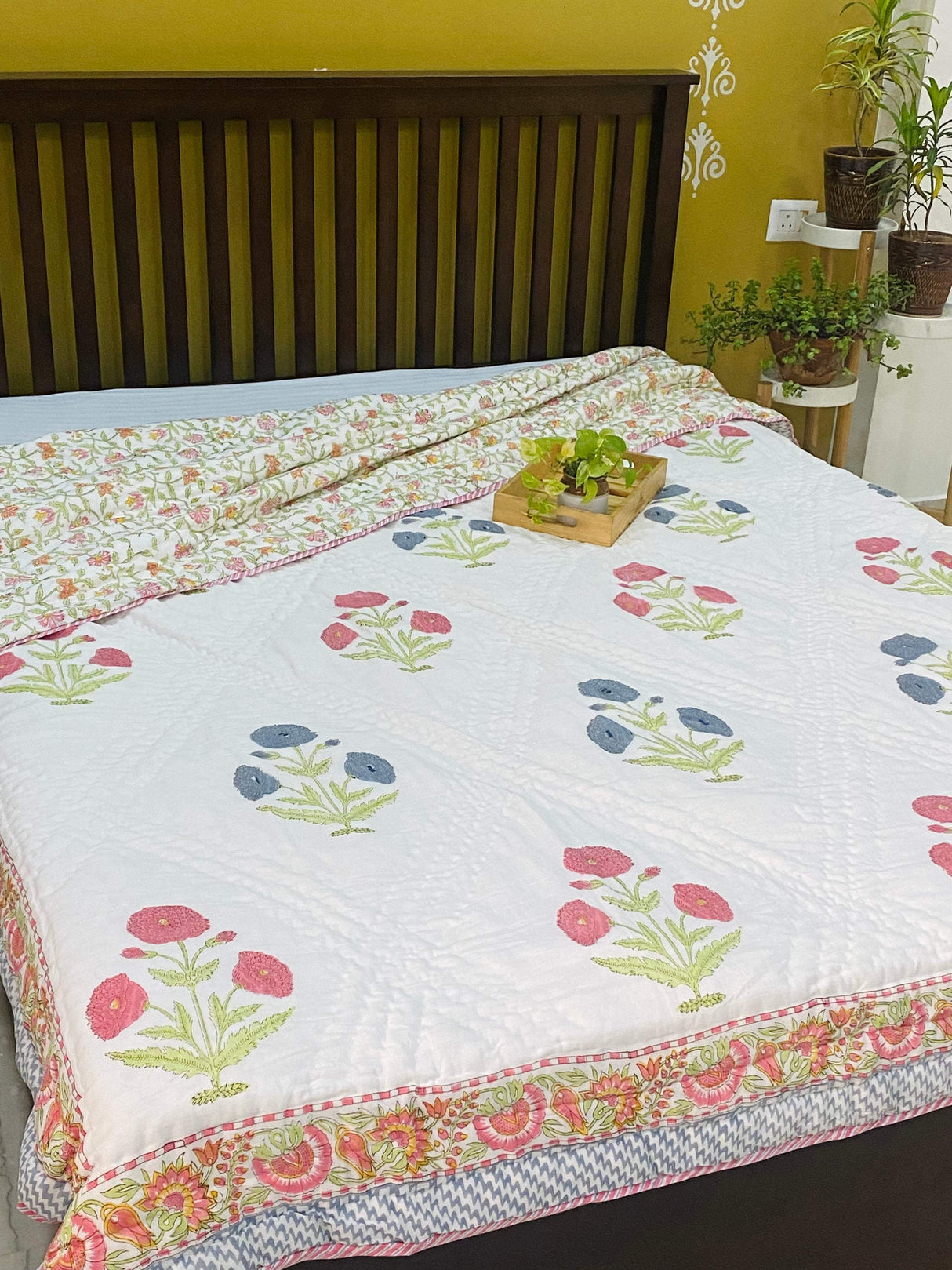 pink-blue-flower-king-cotton-quilt-detailed-view