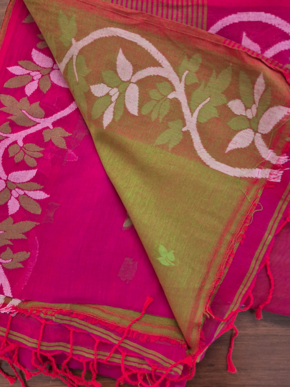 Elegant Mulmul Cotton Saree made on Jacquard Loom in Pink and Green Colour