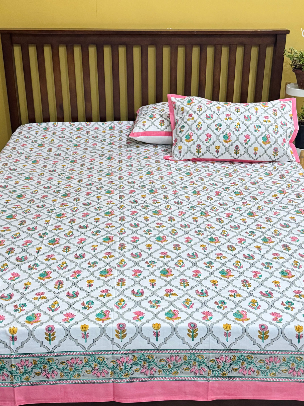 pink-theme-king-cotton-bedsheet-fabric-view