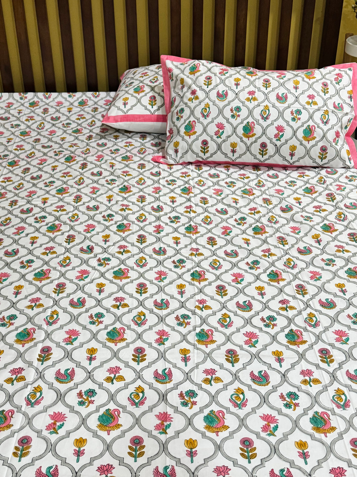 pink-theme-king-cotton-bedsheet-pattern-view