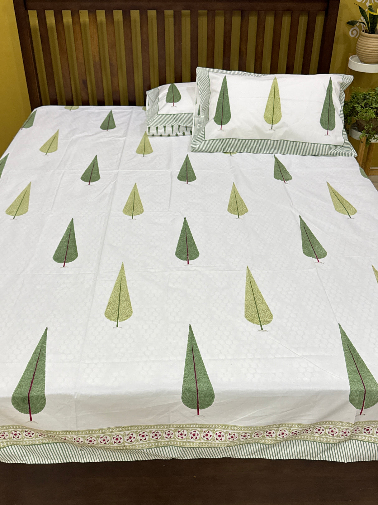 premium-blockprint-white-base-bedsheet