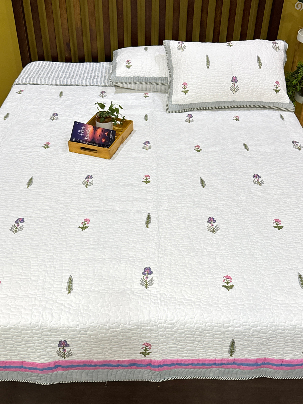 premium-scattered-print-quilted-bedcover