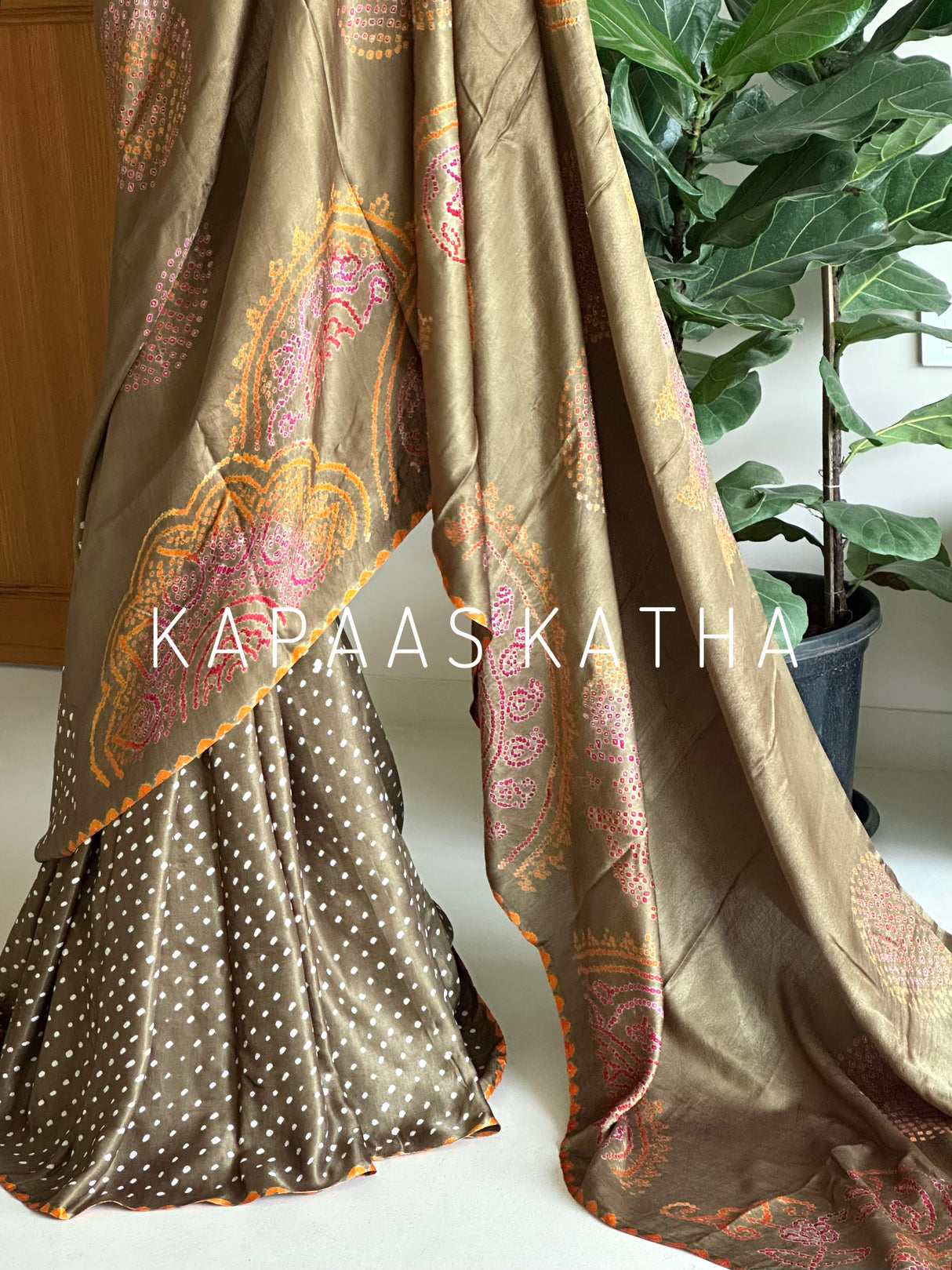 pure-gajji-silk-bandhani-saree-leher-grandeur