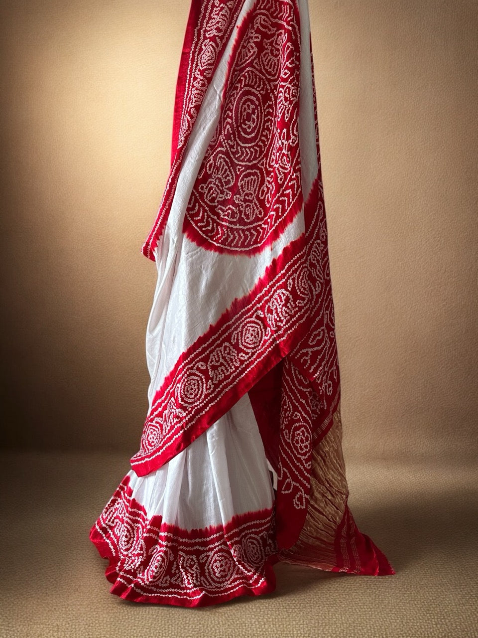 pure-gajji-silk-rasmandal-circle-bandhani-saree-in-offwhite-and-red-colour