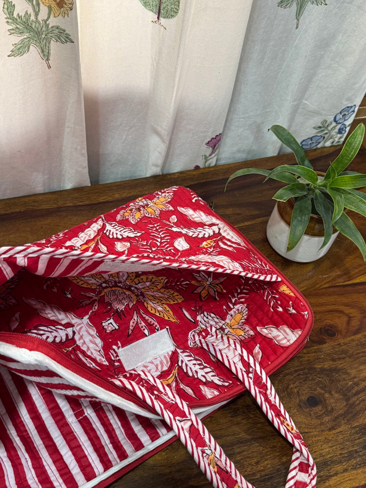 quilted-laptop-sleeve-with-handle-and-floral-design