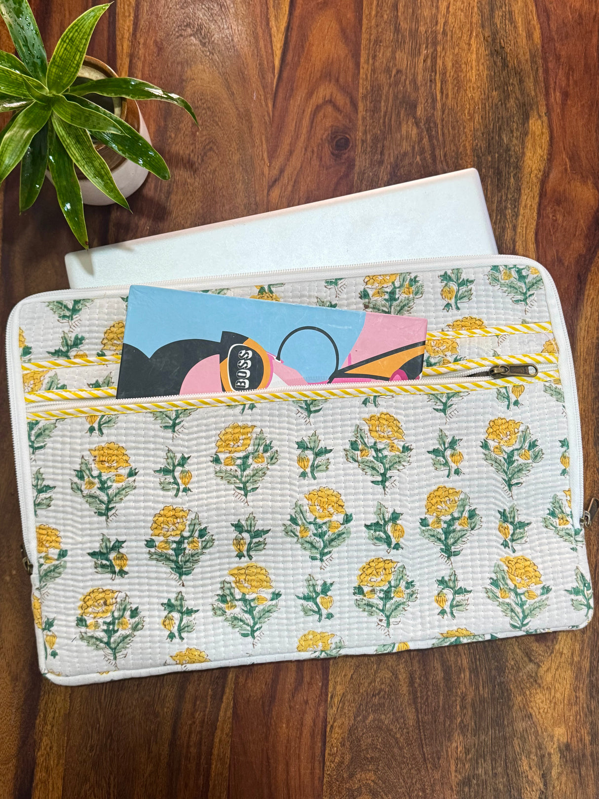 quilted-laptop-sleeve-with-zip-closure