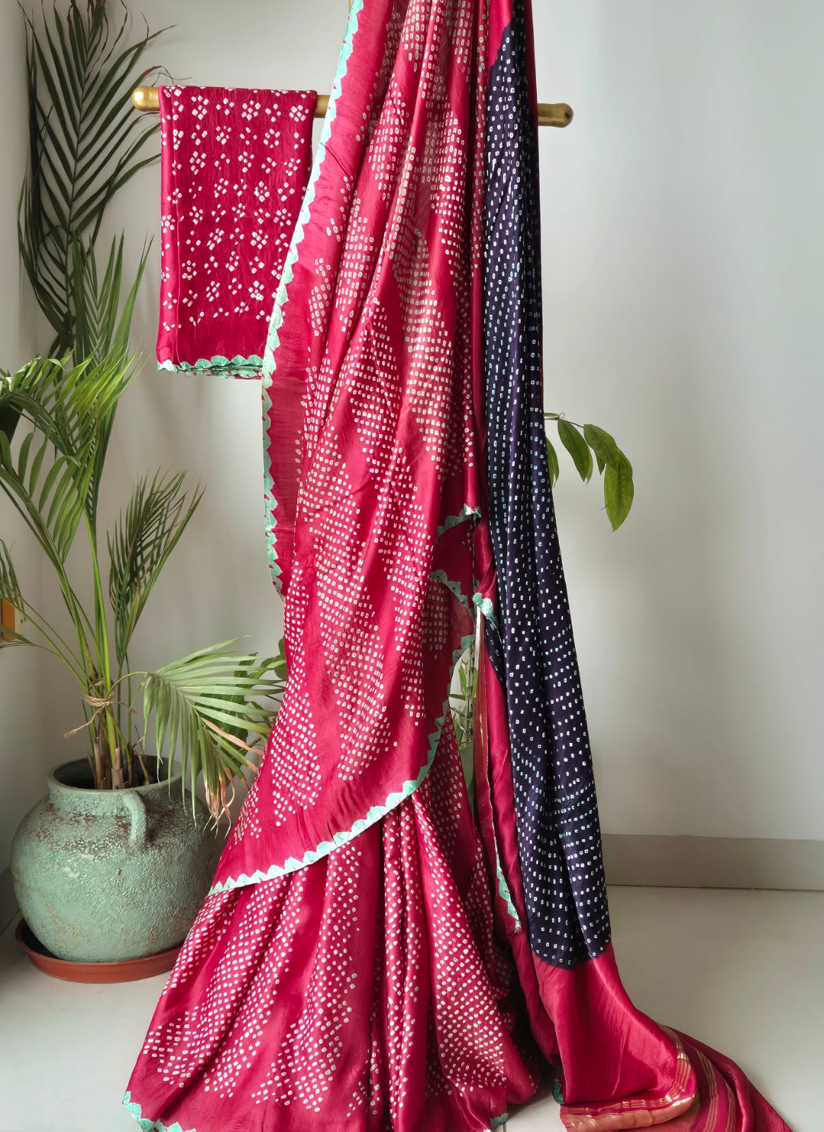 Very Stylish Red Circular Them Pure Gajji Silk Bandhani Saree