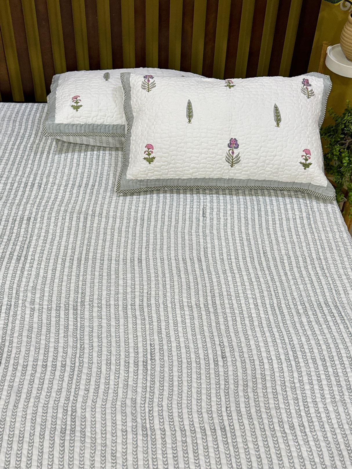 premium-scattered-print-quilted-bedcover