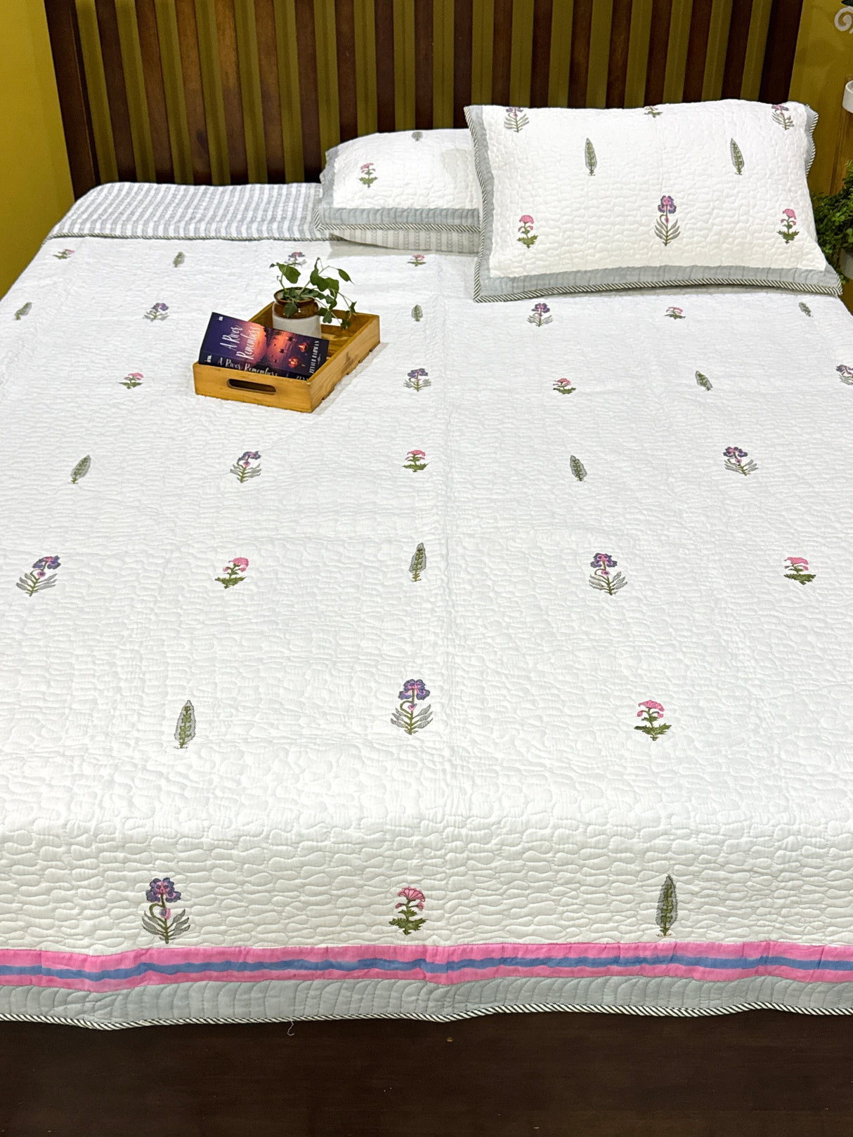 premium-scattered-print-quilted-bedcover
