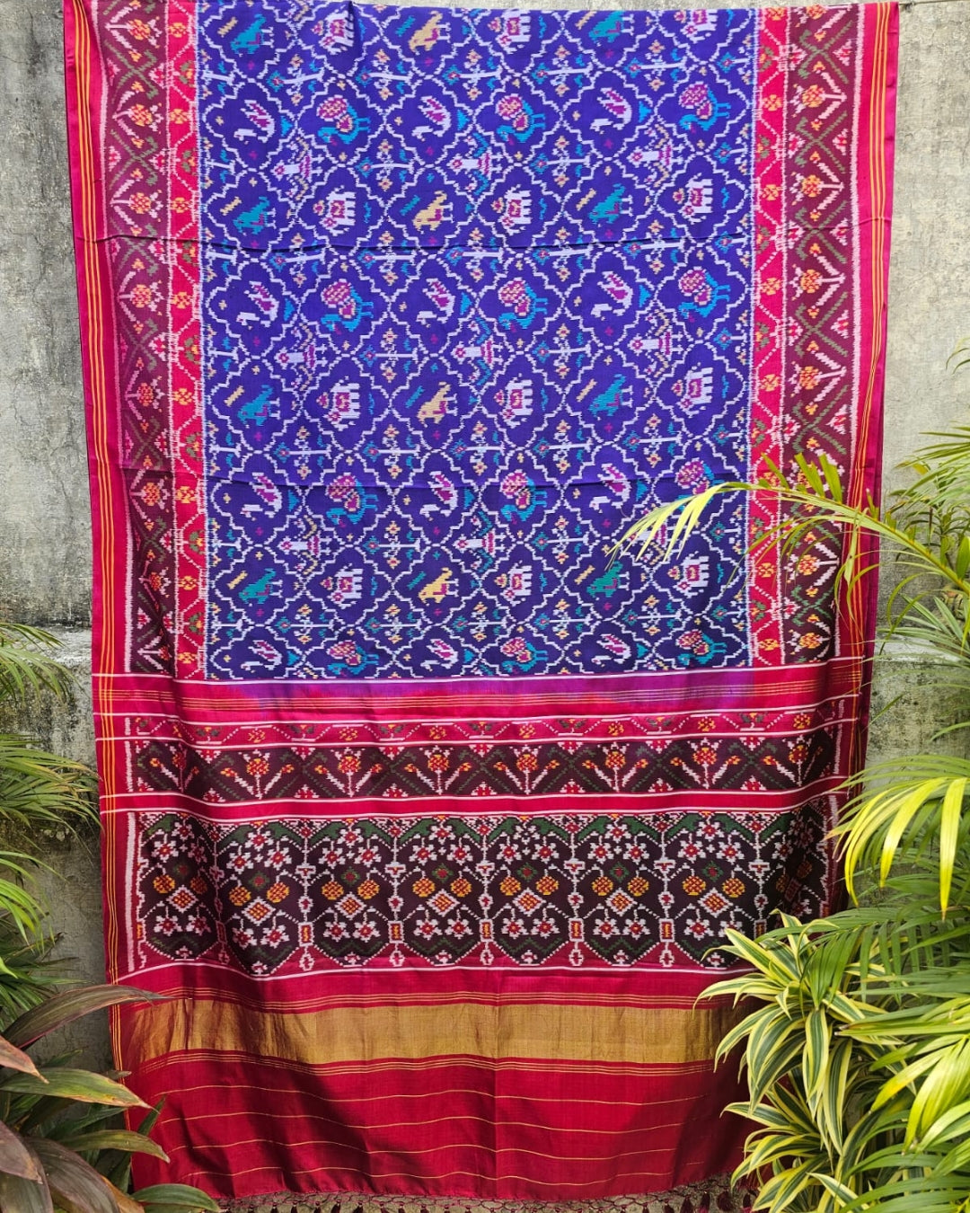 single-ikat-patterned-mulberry-silk-saree