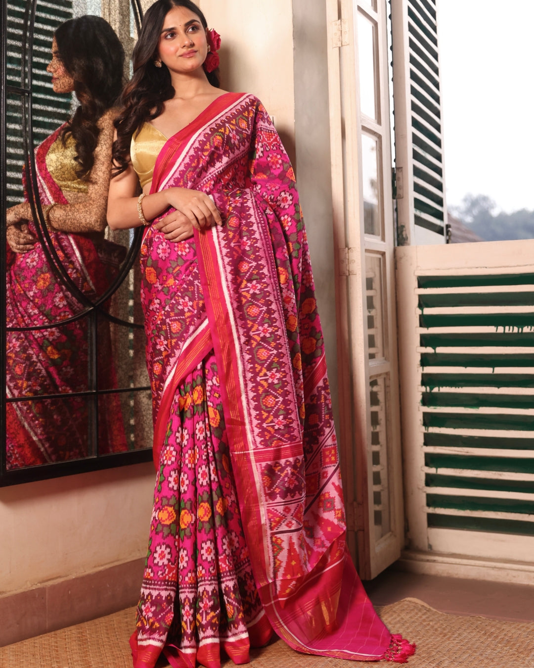 single-ikat-silk-saree-featuring-repeating-floral-motifs
