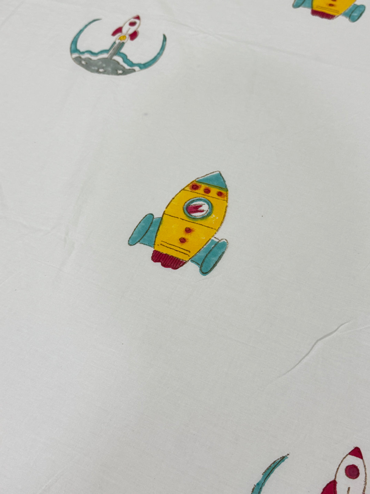 space-ship-king-cotton-bedsheet-close-up