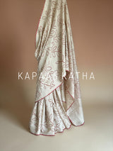 Buy pure Munga silk Bandhani saree in linen beige with soft red ghangura border. Lightweight handloom elegance for daytime festivities at Kapaas Katha.