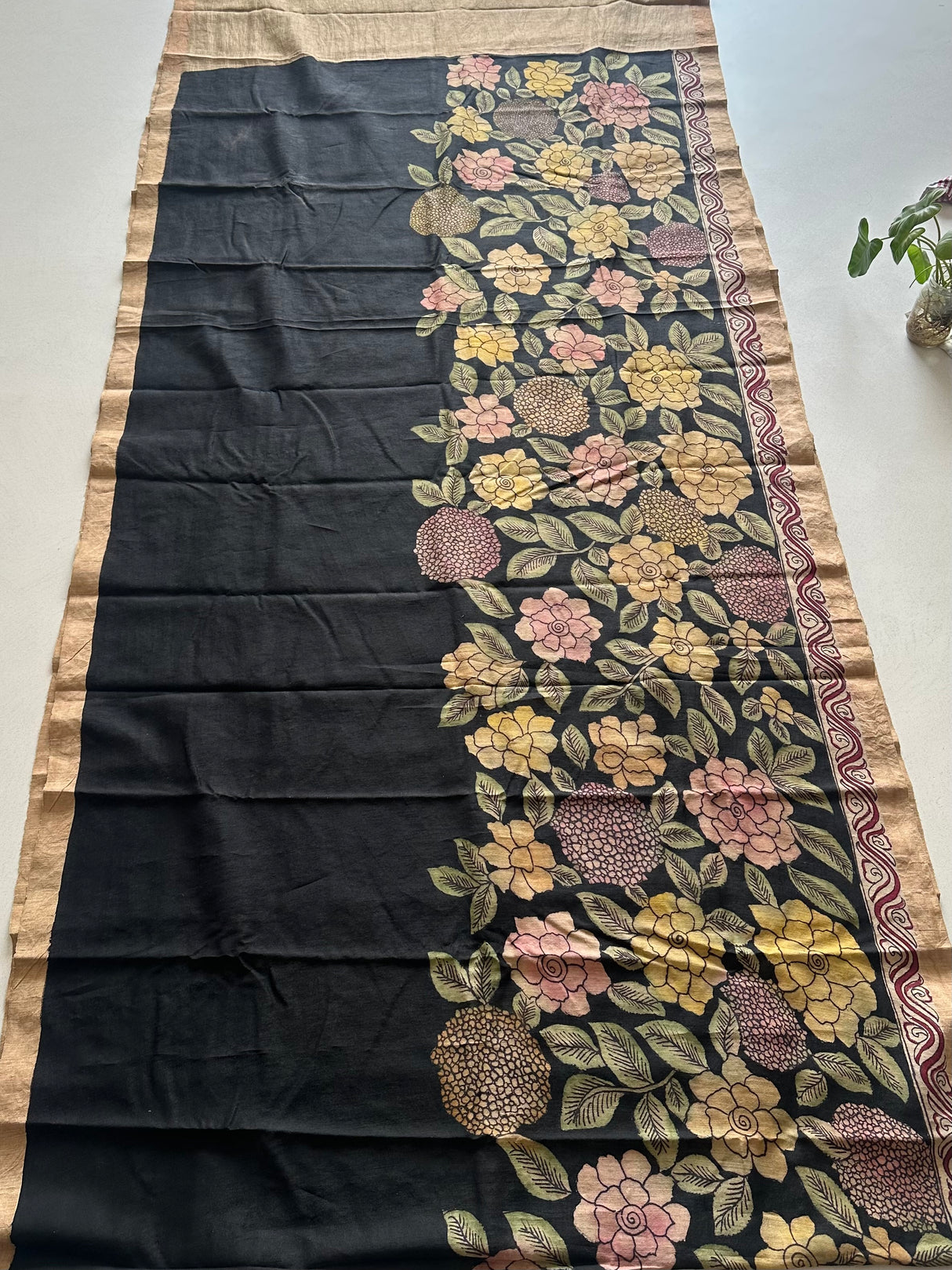 traditional-kalamkari-saree-with-flower-and-leaf-pattern