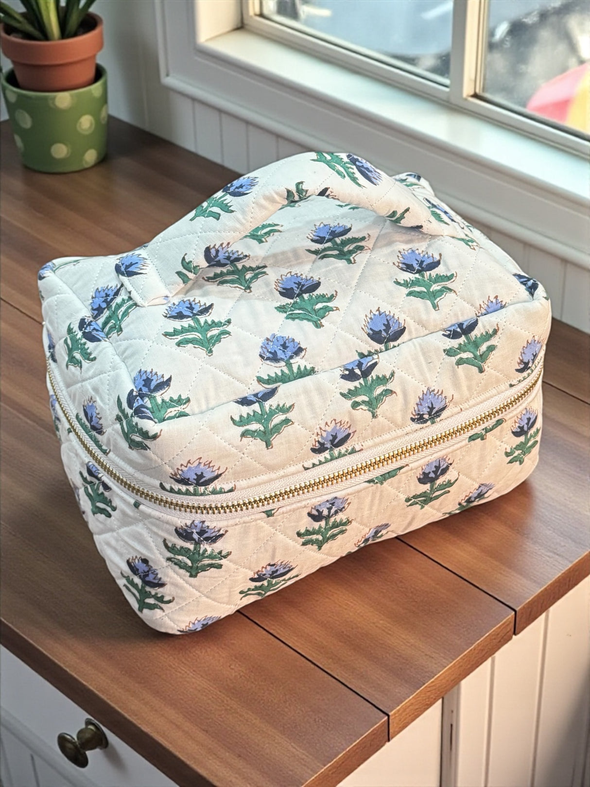 travel-vanity-bag-with-zippered-storage-and-handle