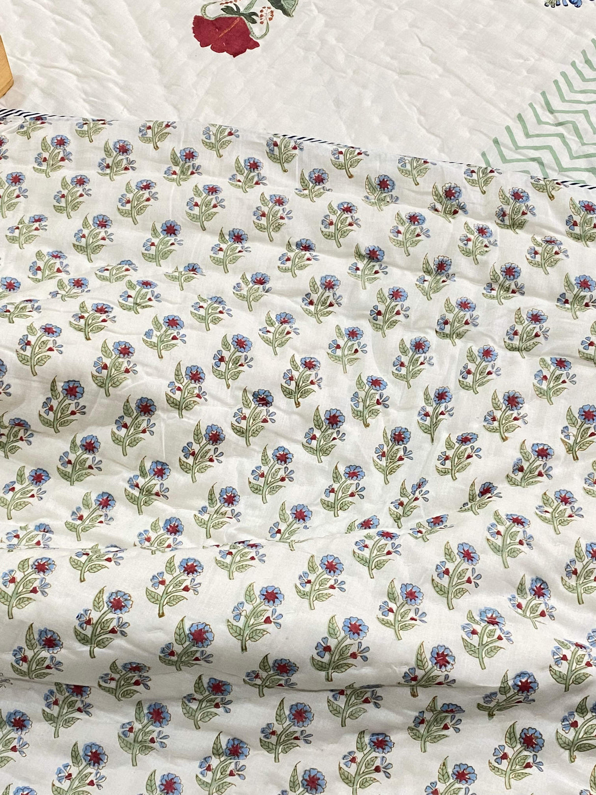 tree-flower-theme-double-cotton-quilt-overall-view