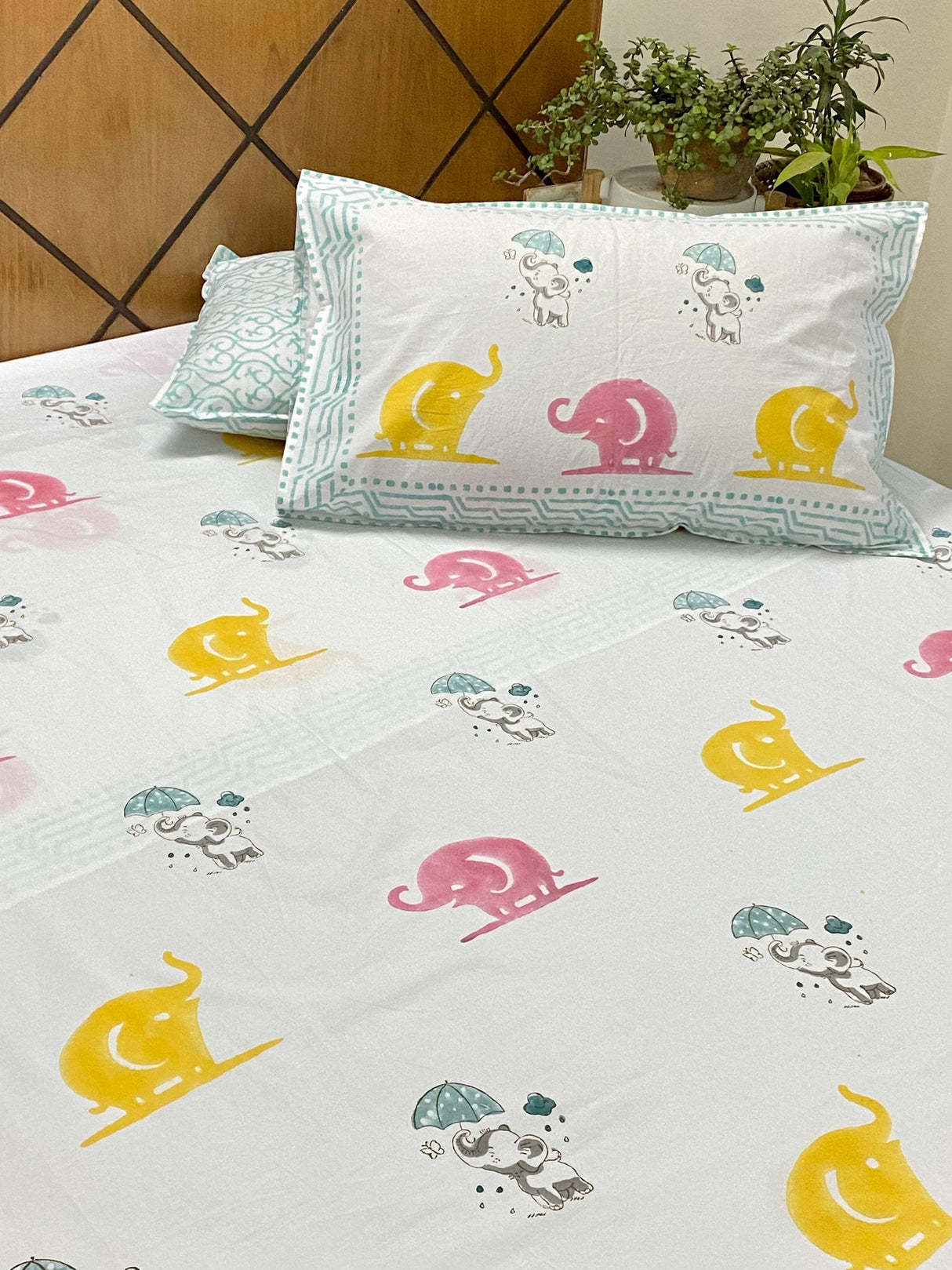 umbrella-elephant-cotton-bedsheet-close-up-view