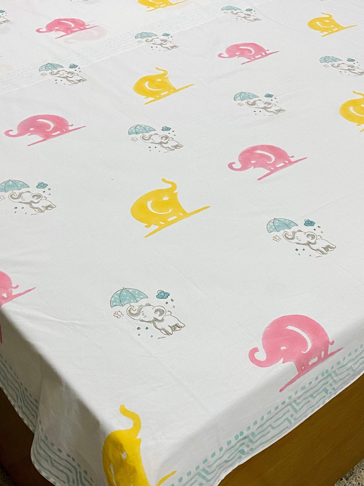 umbrella-elephant-cotton-bedsheet-zoom-in-view