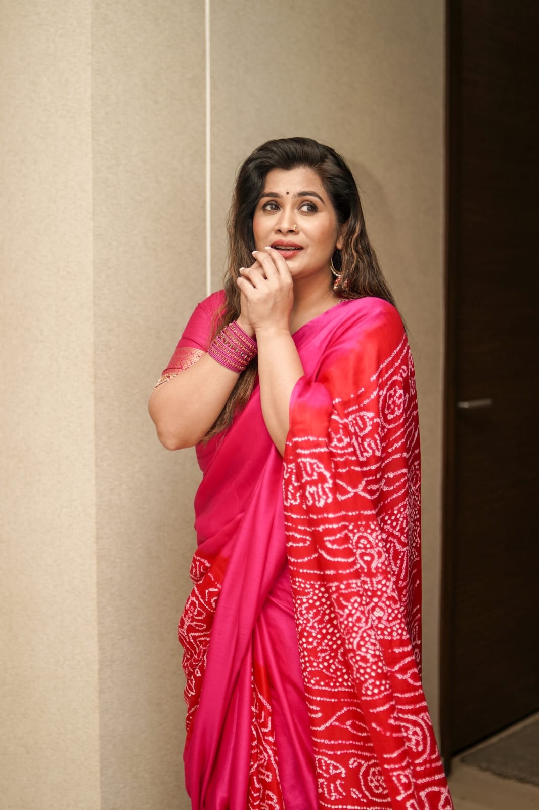 vibrant-pink-and-red-circular-theme-pure-gajji-silk-bandhani-saree