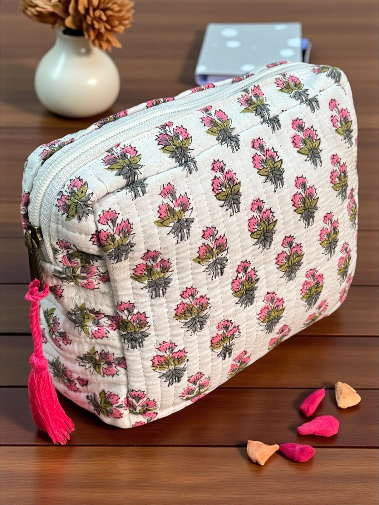 wipeable-lining-cotton-rosette-quilted-storage-bag