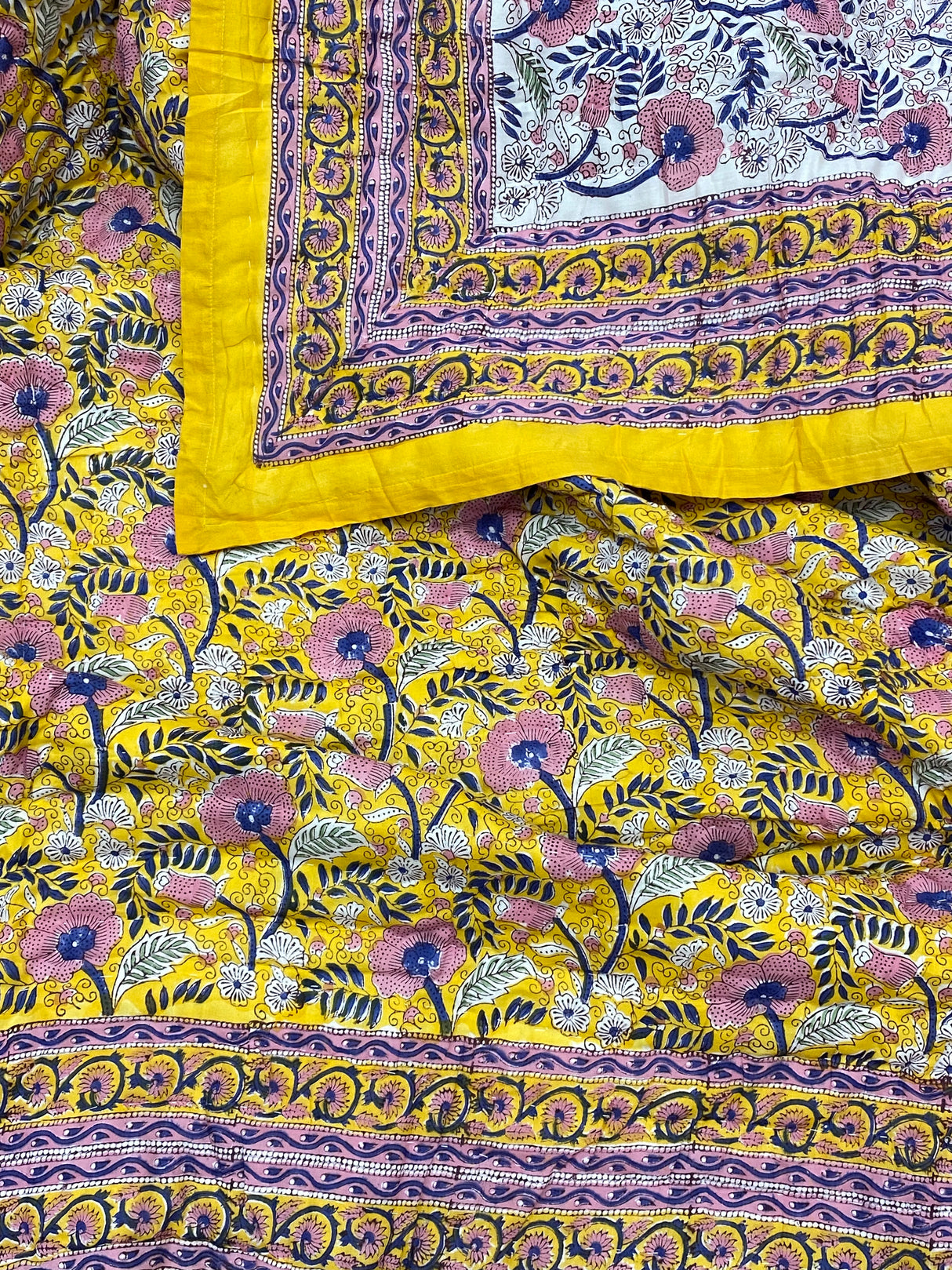 yellow-blue-theme-king-cotton-quilt-overall-view