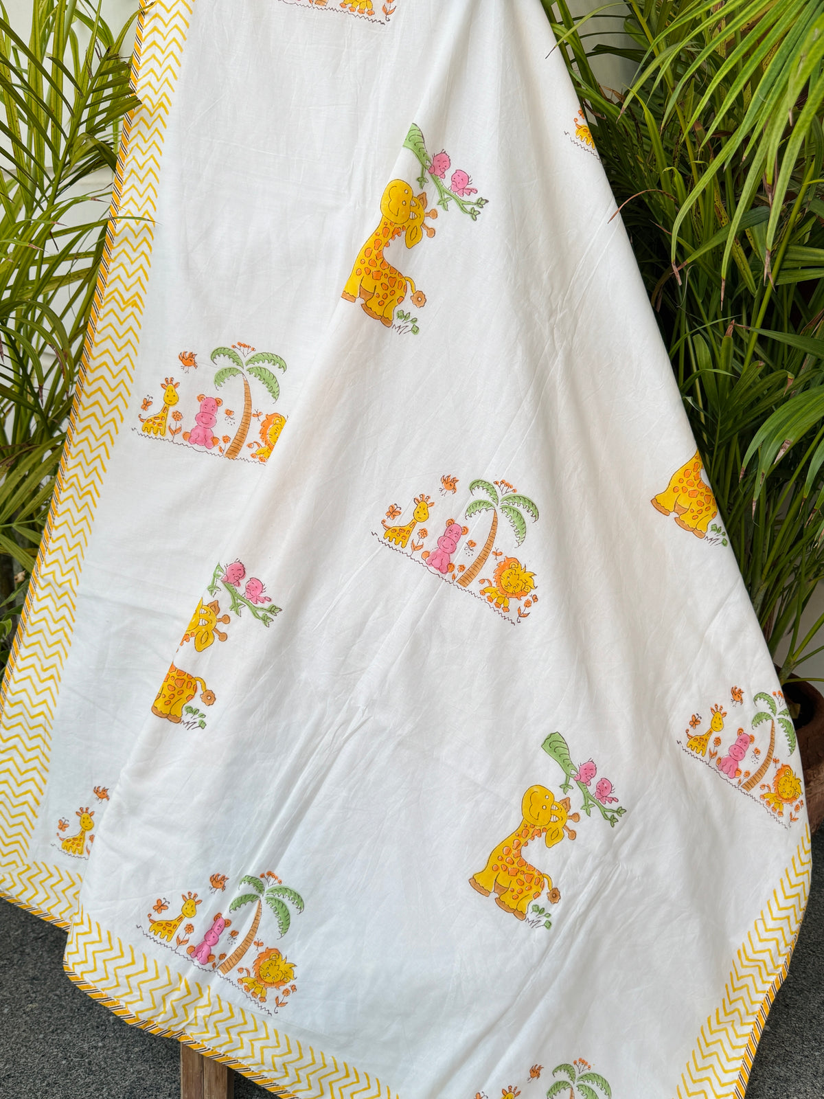 yellow-giraffe-animal-print-kids-cotton-blanket
