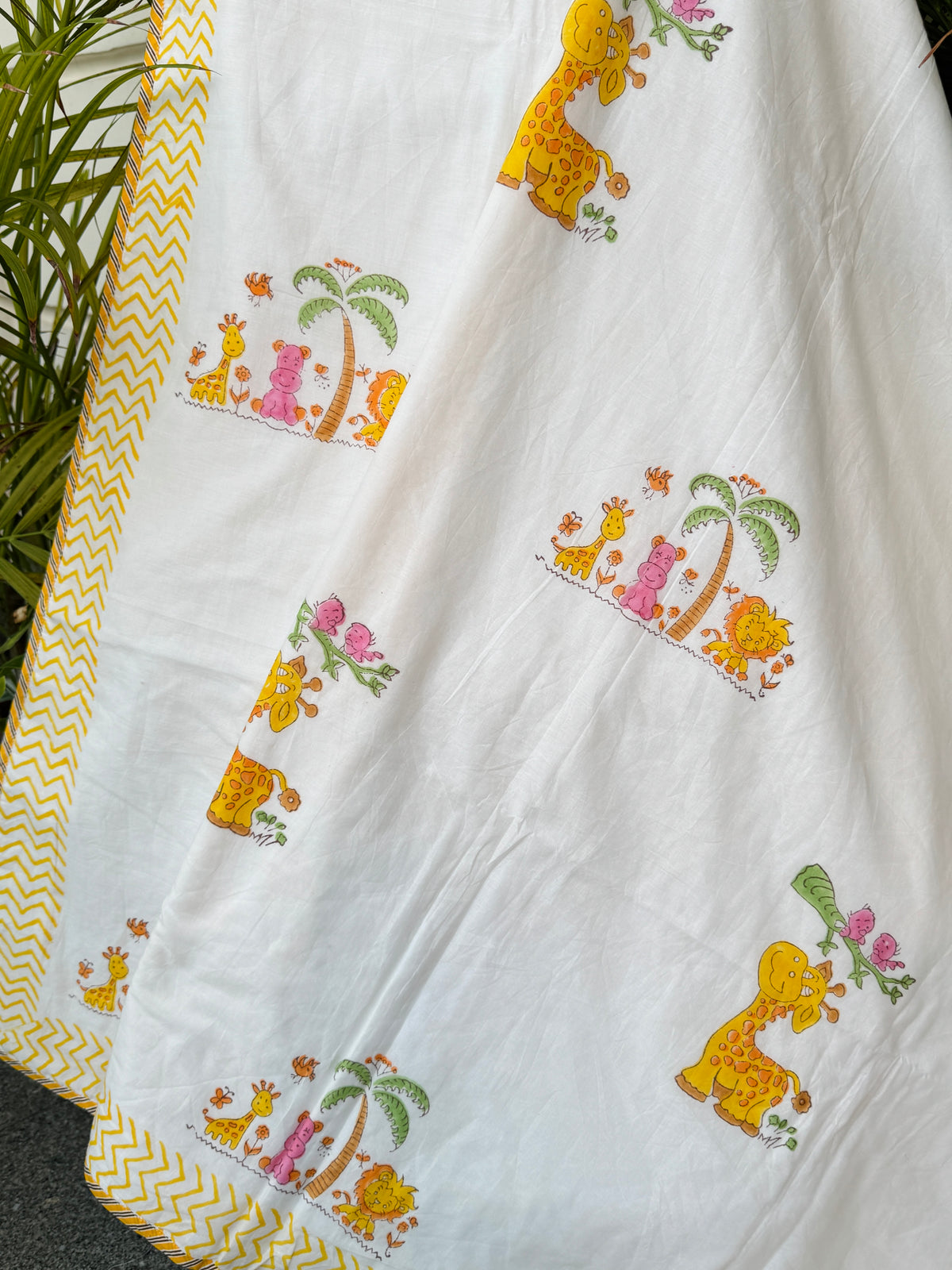 yellow-giraffe-animal-print-kids-cotton-blanket
