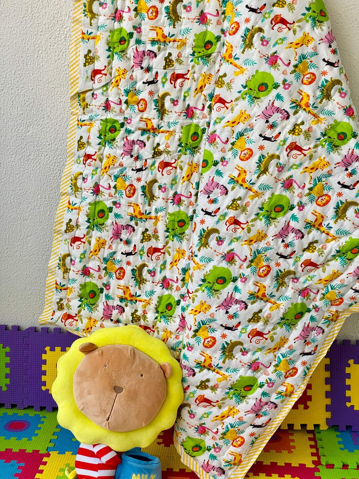 best selling Indian-made zoo theme nursery quilt for babies perfect for wholesale and return gifting in USA and UK