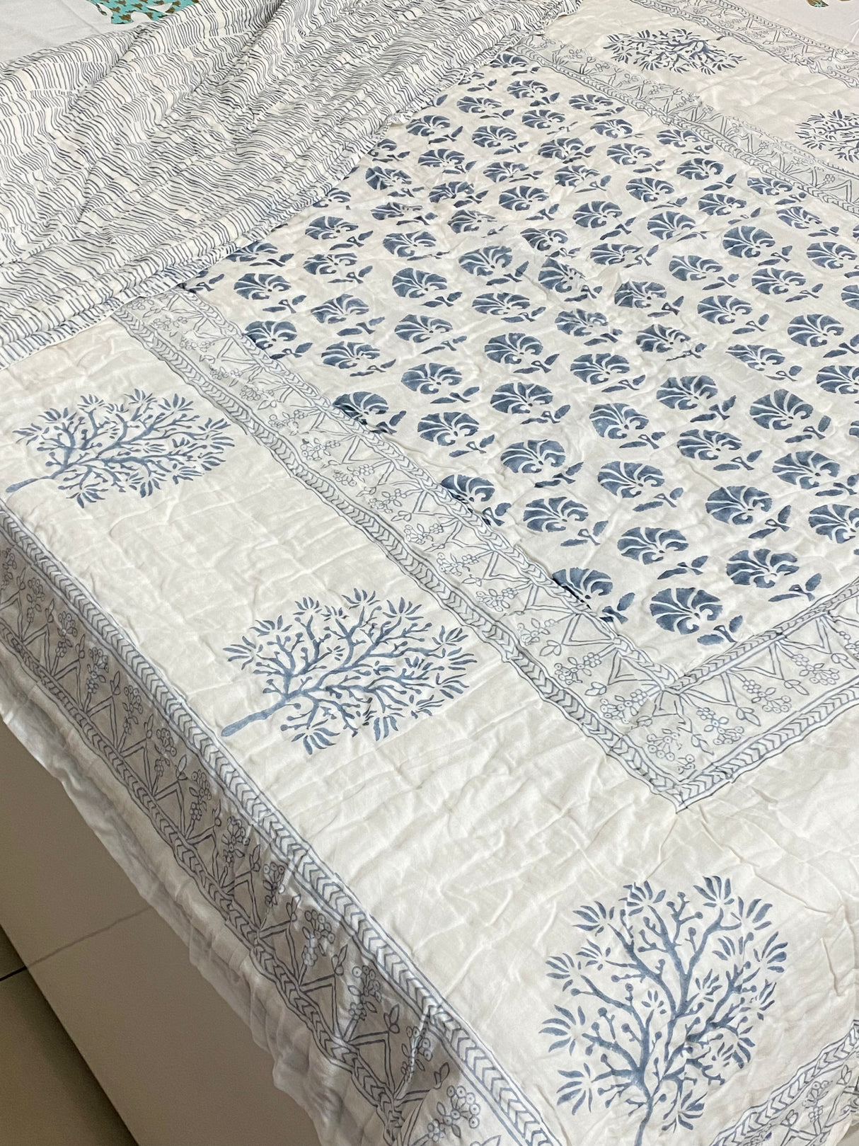 blue-white-double-cotton-quilt-side-view