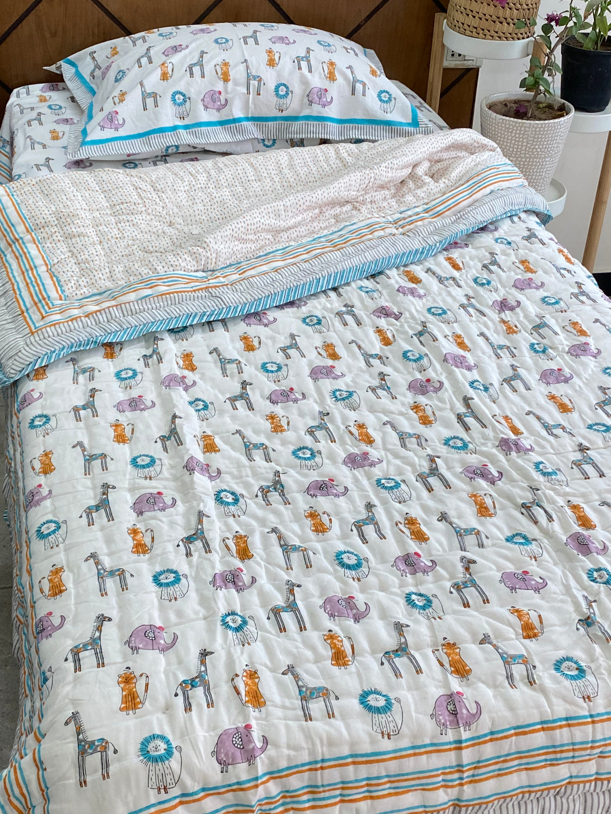 breathable pure cotton zoo theme toddler quilt for boys and girls crafted in India for bulk gifting and export