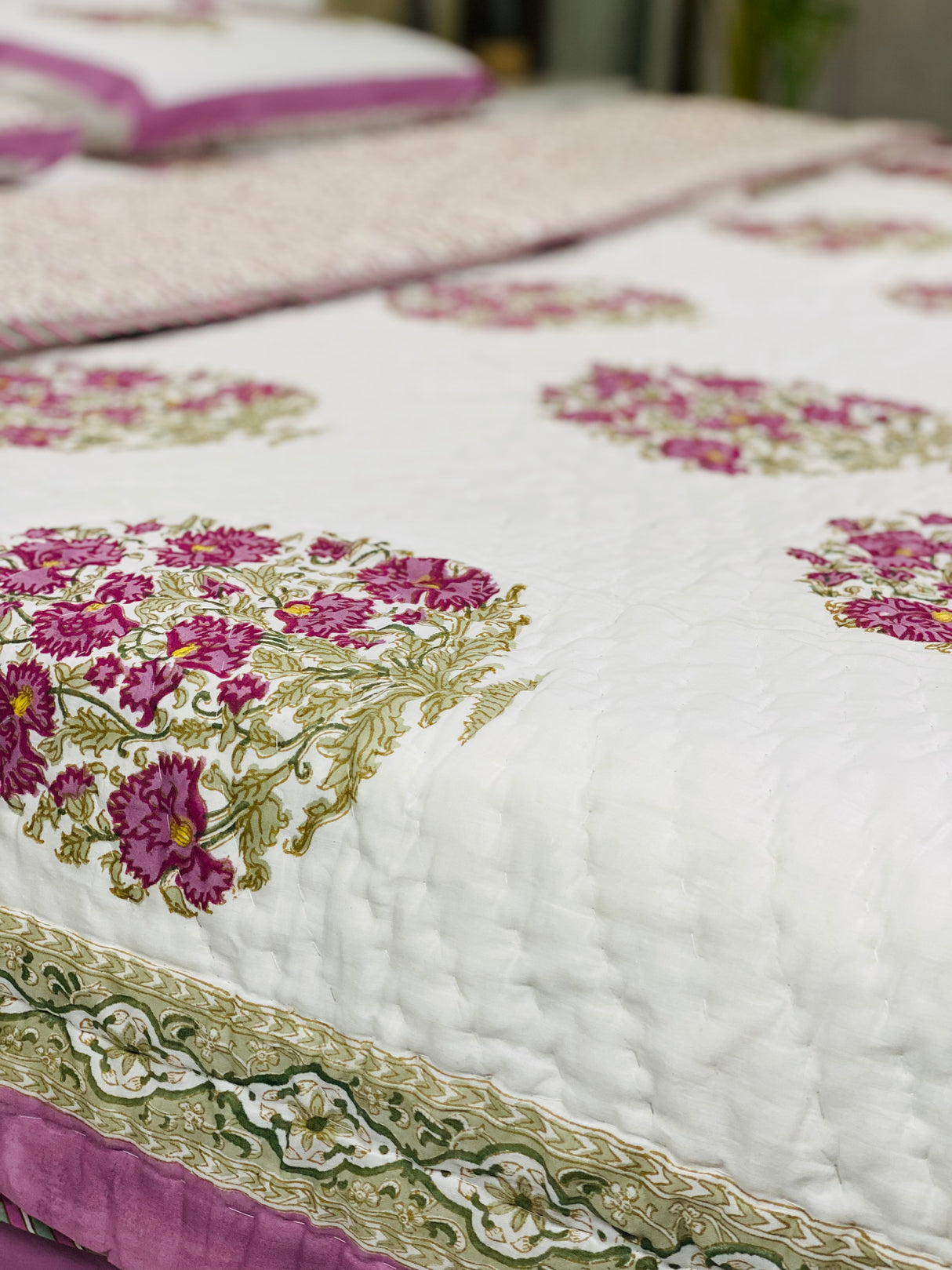 rose-green-flower-king-cotton-quilt-close-up