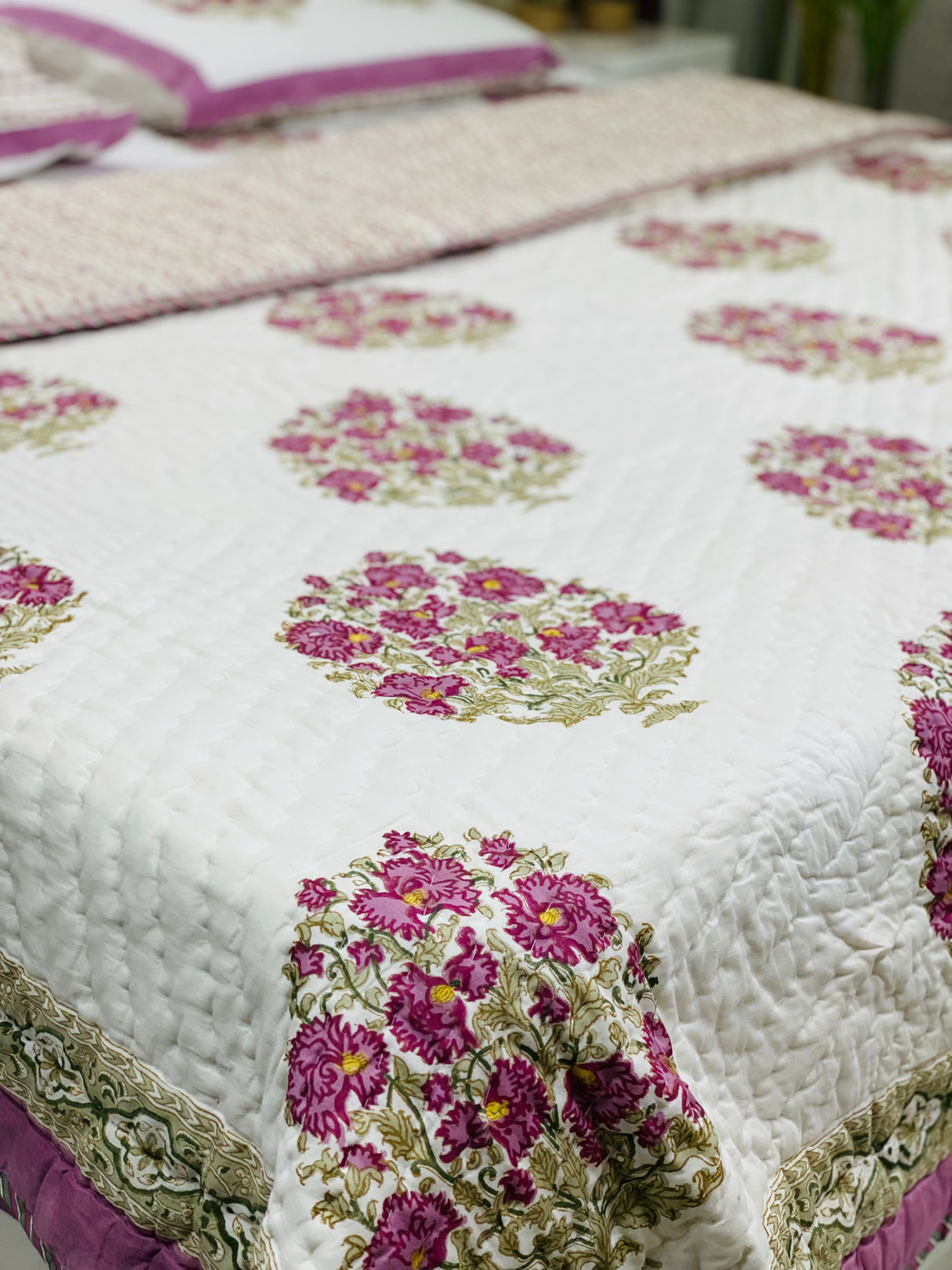 rose-green-flower-king-cotton-quilt-design-view