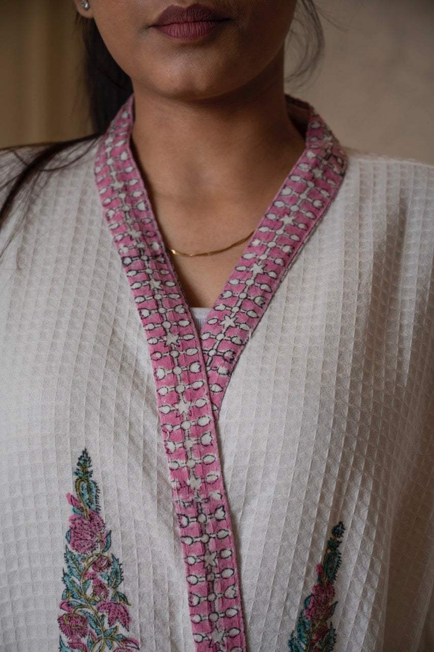 tree-cotton-waffle-bathrobe-neckline-view